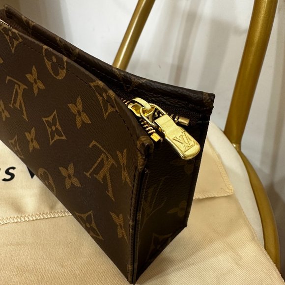 Louis Vuitton Monogram Toiletry Pouch 15 - Picture 3 of 7
